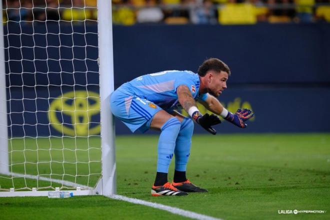 Poussin, en la portería zaragocista en el Nuevo Mirandilla (Foto: LaLiga).