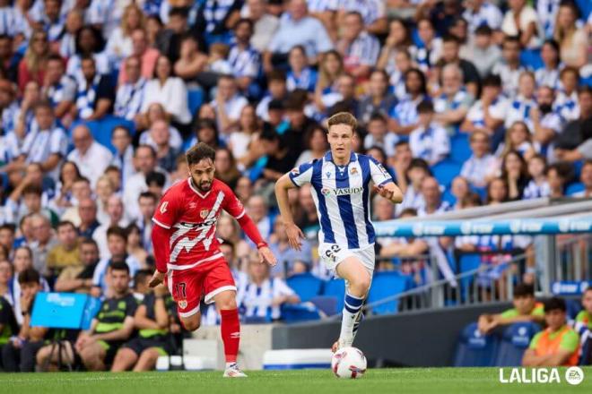 Turrientes progresa con el balón (Foto: LaLiga).