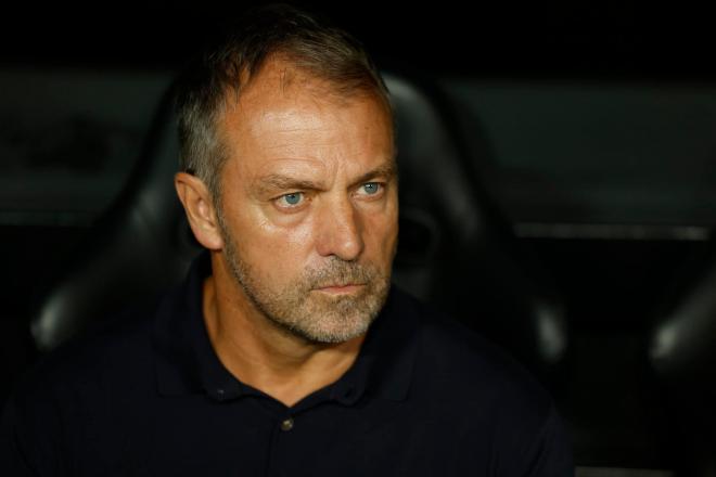 Flick, en el banquillo de Mestalla durante el Valencia-Barcelona (FOTO: EFE).