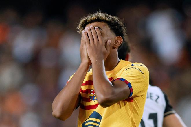 Lamine Yamal se tapa la cara durante el Valencia-Barcelona (FOTO: Cordón Press).