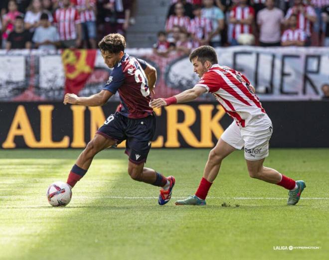 Marcos Navarro conduce el balón en la primera parte del Sporting-Levante (Foto: LUD).