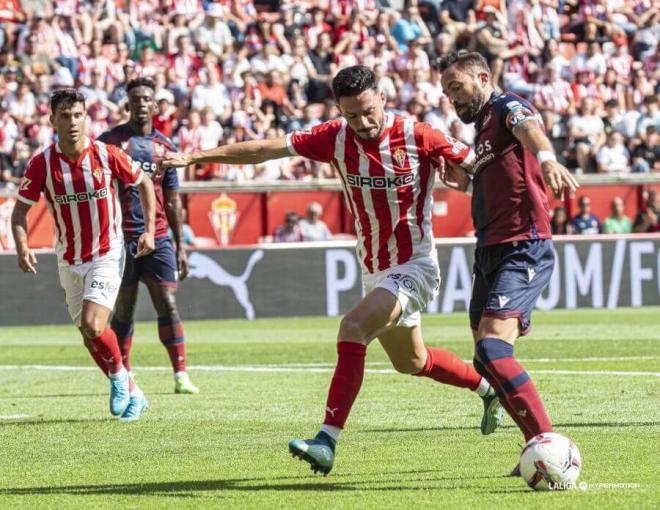 Morales, con el brazalete de capitán, en un lance del Real Sporting-Levante (Foto: LUD).