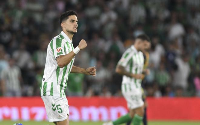 Marc Bartra en el partido Betis-Girona (foto: Kiko Hurtado).