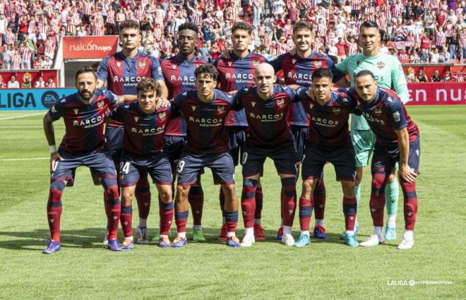 El primer once de la temporada del Levante de Julián Calero ante el Real Sporting (Foto: LALIGA).