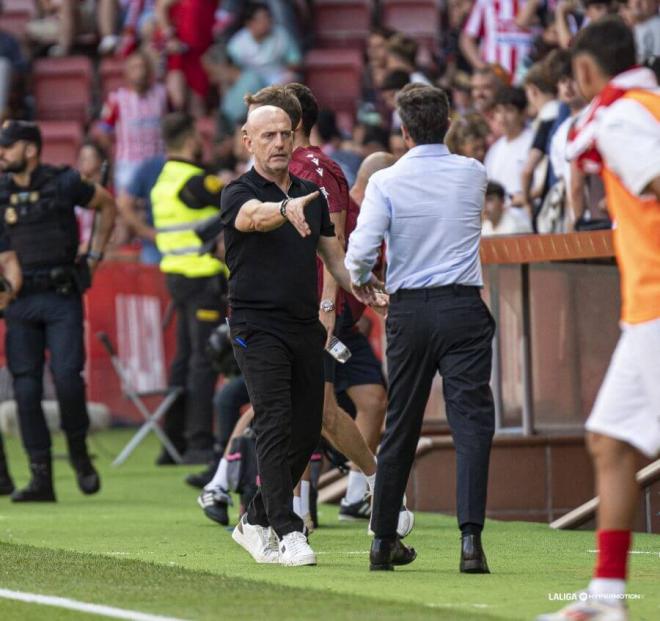 Julián Calero saluda a Rubén Albés a la conclusión del partido (Foto: LALIGA).