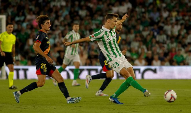 Diego Llorente, ante el Girona en el debut liguero (Foto: Kiko Hurtado)