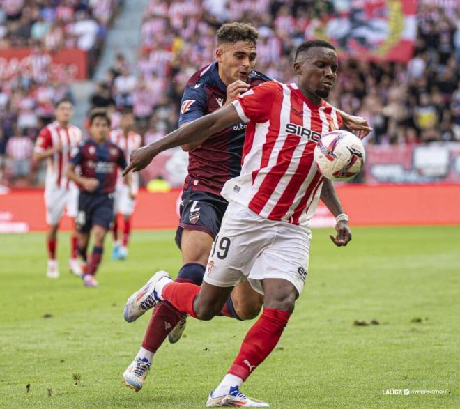 Andrés García y Juan Otero, durante el encuentro entre Sporting y Levante en el Ciutat (Foto: LUD).