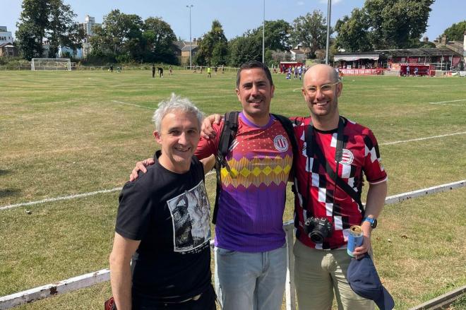 Jesús Mari Platón y dos amigos con las camisetas del Clapton CFC, incluida la de la 'República' (Foto: DMQ Bizkaia).