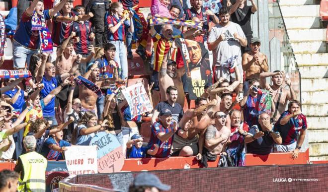 La alegría de la afición del Levante tras conquistar El Molinón en la primera jornada de Liga (Foto: LUD).