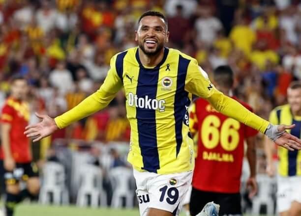 Youssef En-Nesyri celebra su gol con el Fenerbahce.