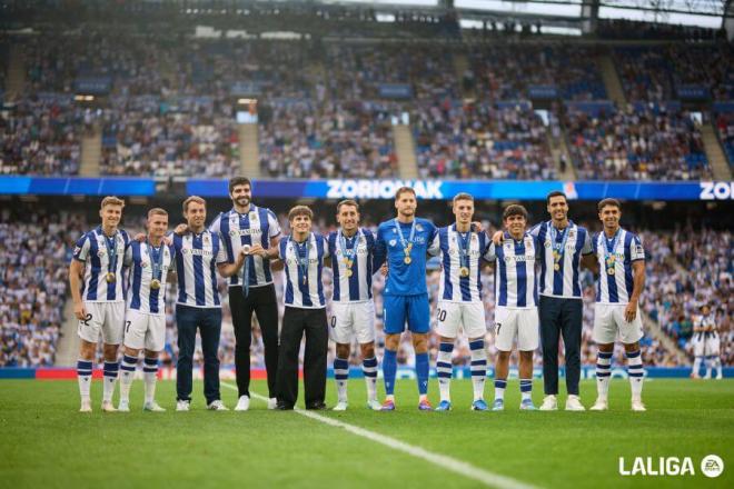 Los jugadores y deportistas homenajeados en la previa del partido ante el Rayo.