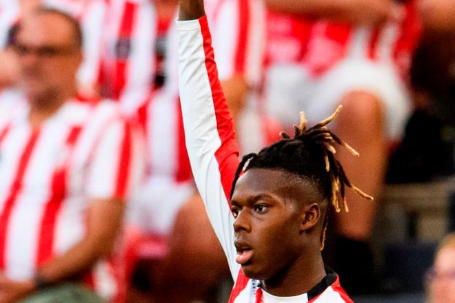 Nico Williams, listo para sacar un córner en San Mamés, estará bajo todos los focos en el partido contra el Barça (Foto: Athletic Club).