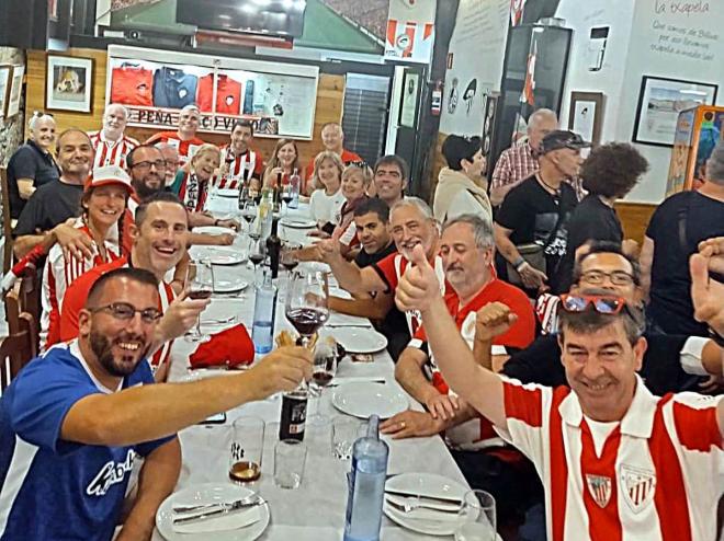 Buen rollo y hermandad en sede de la Peña Athletic Club Casco Viejo, en Bilbao.