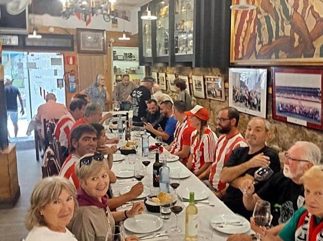 La comida de las peñas internacionales del Athletic Club en el Casco Viejo de Bilbao.