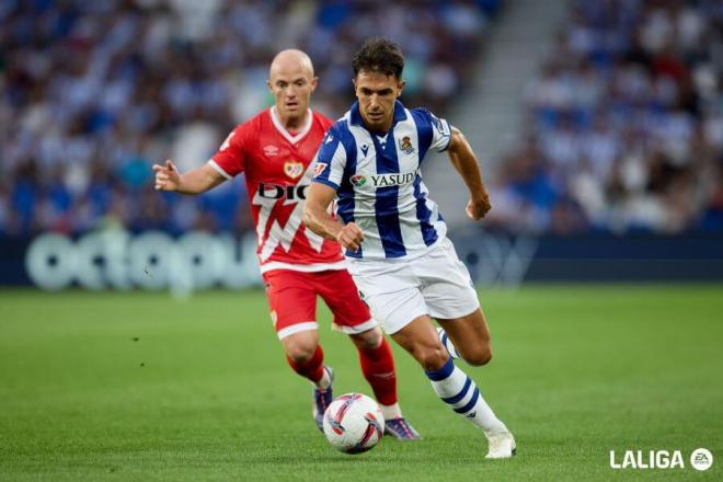 Martin Zubimendi controla un balón en el Real Sociedad-Rayo Vallecano (Foto: LaLiga).