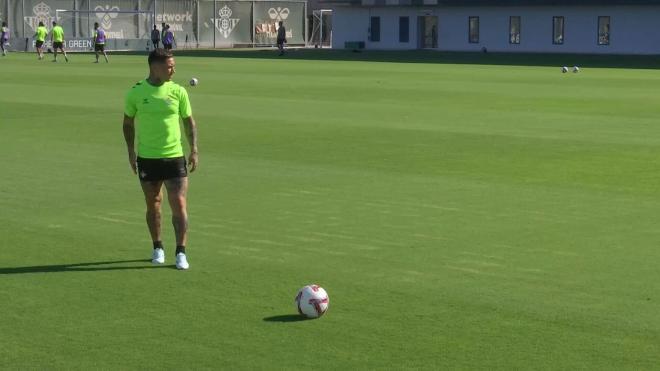 El Chimy Ávila centra en el entrenamiento del Betis