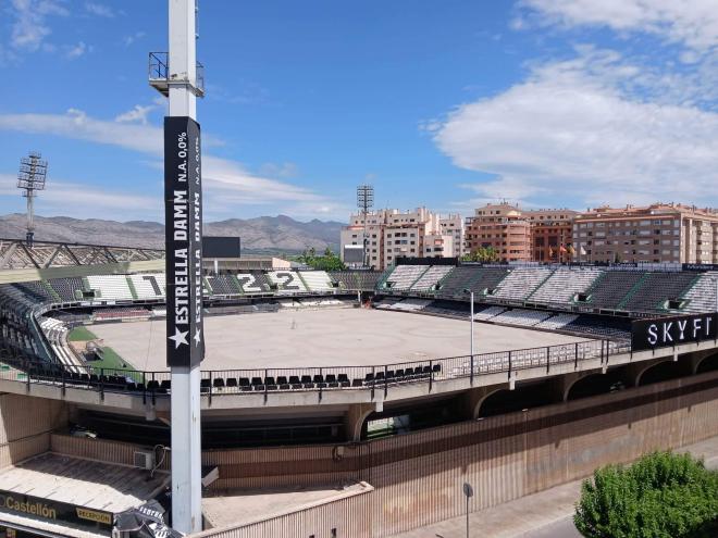 Castalia, sin césped a una semana del estreno liguero (Foto: @margalef_jose, Twitter).