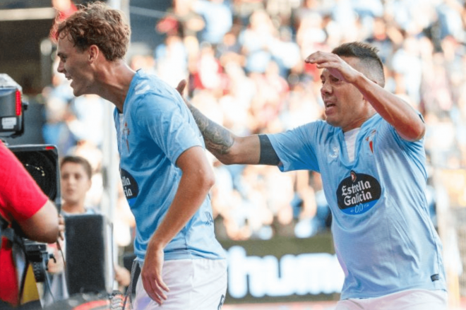 Swedberg celebra su gol al Alavés con Aspas (Foto: LaLiga).