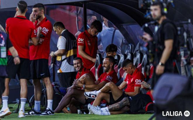 Leo Román, de fondo, antes del Real Madrid - Mallorca de la primera jornada (Foto: LALIGA).