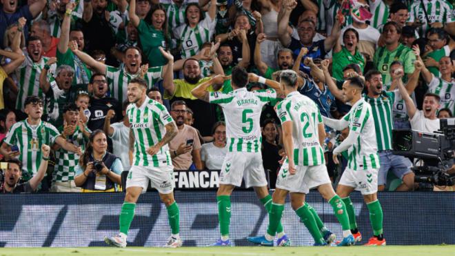 Los jugadores del Betis celebran el gol contra el Girona (foto: Kiko Hurtado).