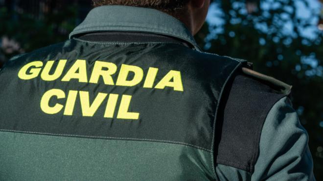 Agente de la Guardia Civil durante el minuto de silencio por el asesinato de Mateo (Foto: Europa Pr