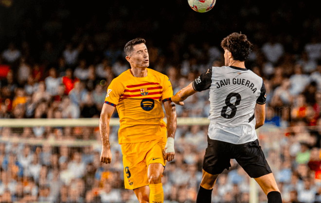 Javi Guerra fue titular ante el FC Barcelona