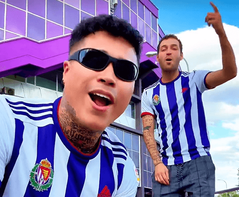 Jey LP cantando su canción del Real Valladolid (Foto: Instagram).