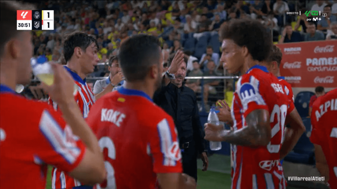 Simeone manda salir a la cámara durante su charla en el Villarreal-Atlético.