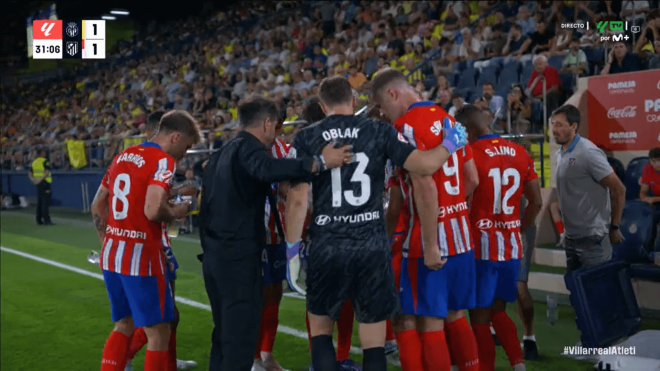 Simeone manda salir a la cámara durante su charla en el Villarreal-Atlético.