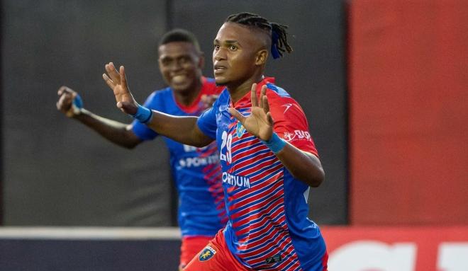 Ovidio López celebra un gol con Plaza Amador (Foto: LPF - Panamá).