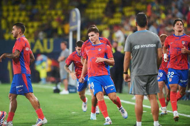 Julián Álvarez calienta antes del Villarreal-Atlético (Foto: Cordon Press).