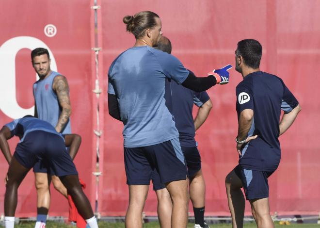 Nyland y García Pimienta dialogan en el entrenamiento (Foto: Kiko Hurtado).