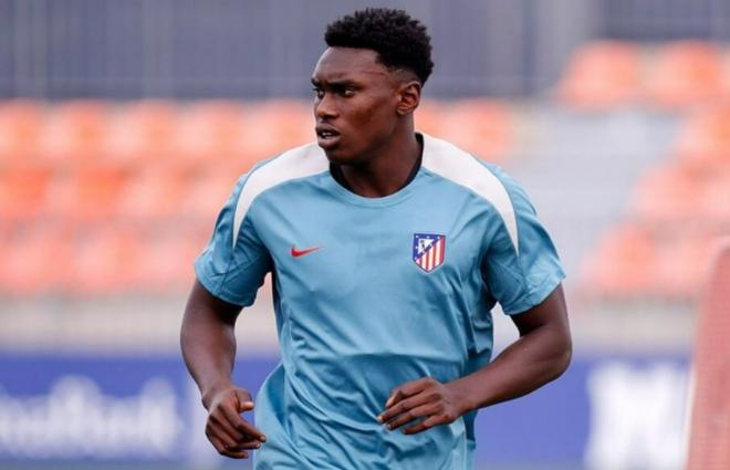 Samu Omorodion en un entrenamiento como colchonero. (Foto: Atlético de Madrid)