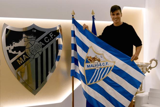 Sergio Castel posa con la bandera de su nuevo club. (Foto: MCF)