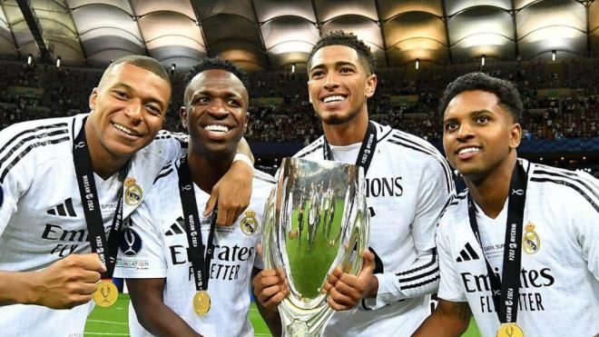 Mbappé, Vinicius, Bellingham y Rodrygo posan con la Supercopa de Europa.