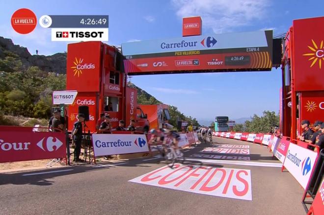 Momento de entrada de Roglic en la línea de meta (Foto: @lavuelta)