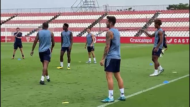 Saúl, durante el rondo en el entrenamiento de este martes del Sevilla.