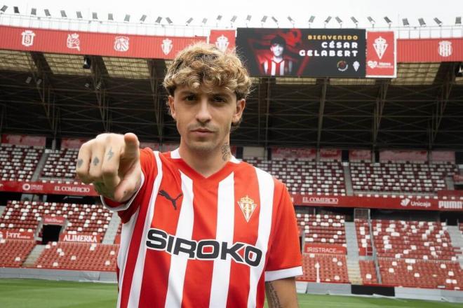 César Gelabert posa con la camiseta del Real Sporting (Foto: RSG).