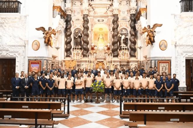 La tradicional ofrenda de cada año (Foto: Cádiz CF).