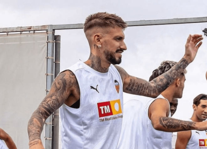 Samu Castillejo se entrena con el Valencia.