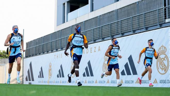 Entrenamiento del Real Madrid con las máscaras de hipoxia de Antonio Pintus (Foto: RMCF).