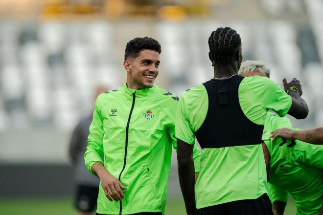 Marc Bartra, en el último entrenamiento previo a la Conference League (Foto: RBB).