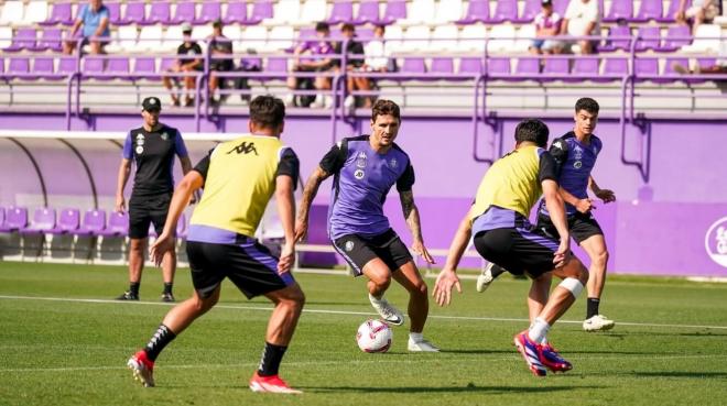 Juric, con el balón, en un entrenamiento (Foto: Real Valladolid).