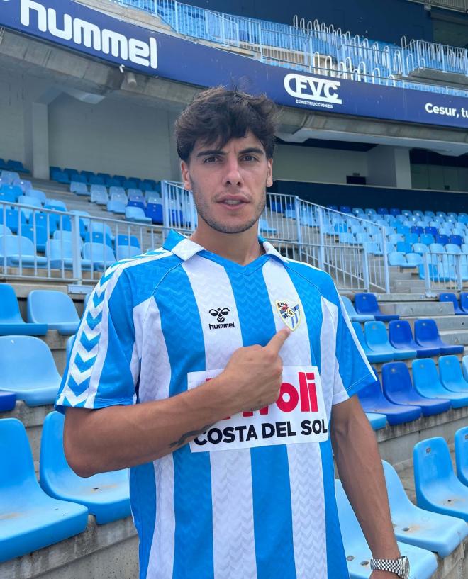 Julen Lobete, en las gradas de La Rosaleda. (Foto: ElDesmarque)