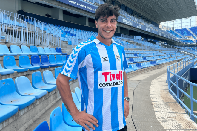 Julen Lobete posa para ElDesmarque antes de debutar en La Rosaleda. (Foto: A. Fuentes)