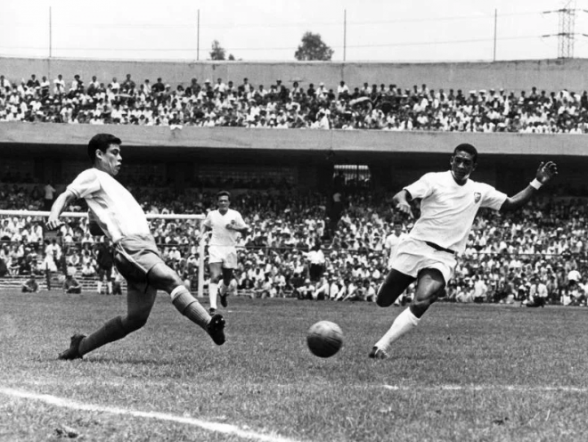 Peña, del Club Deportivo Oro (izda) y Waldo, del Valencia CF (Foto: EFE)