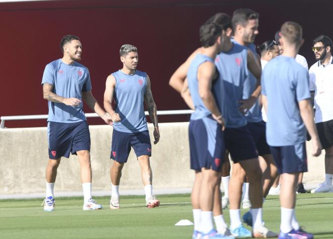 Gonzalo Montiel llega junto a Ocampos al césped del estadio Jesús Navas (Foto: Kiko Hurtado).