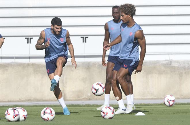 Badé e Isaac, con Lukebakio al fondo, durante el entrenamiento de este miércoles (Foto: Kiko Hurtado).