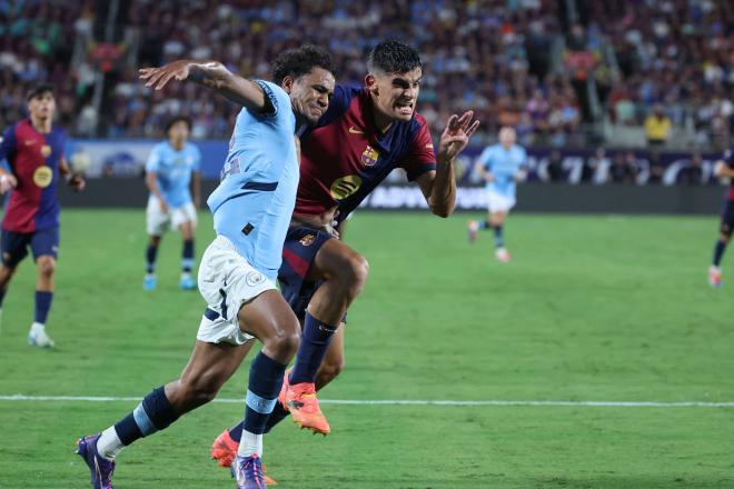 Héctor Fort pugna con Rico Lewis en pretemporada (Foto: CordonPress).