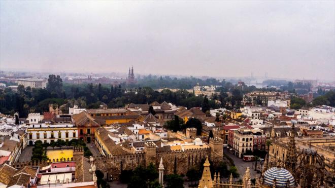 Vistas de Sevilla donde se observa el humo procedente de los incendios de Canadá de junio de 2023 (Fuente: Europa Press)